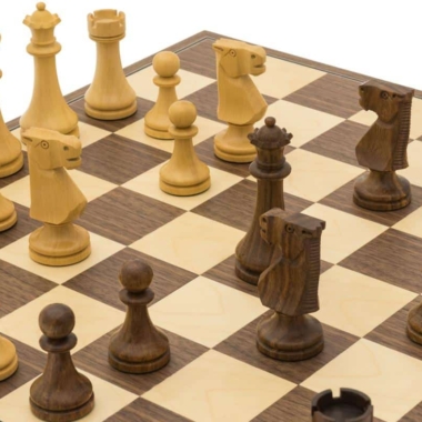 Alternative view of Conjunto Fundador Tablero de Ajedrez Plegable en Madera de Nogal y Arce & Juego de Ajedrez en Madera de Rosa Dorado