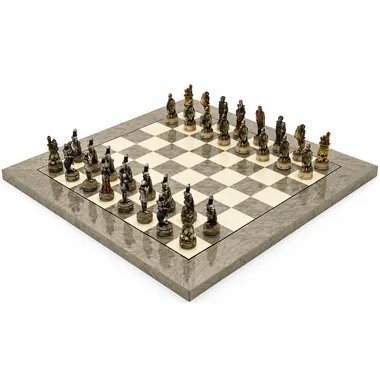 Juego de ajedrez completo Dark Fantasy sobre tablero de fresno gris, vista general