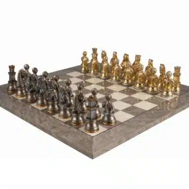 Juego de ajedrez Medieval Royal completo sobre tablero de fresno gris brillante