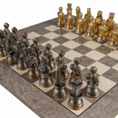 Set Medieval Royal: piezas de estaño chapadas en oro y plata sobre tablero de fresno gris