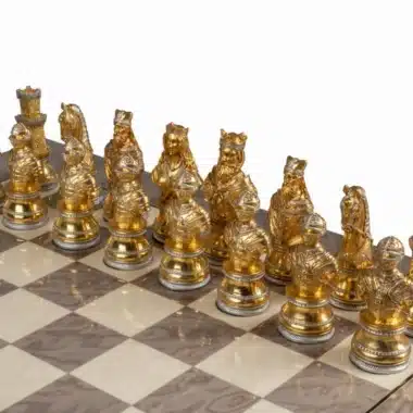 Piezas doradas del juego Medieval Royal vistas en detalle sobre el tablero