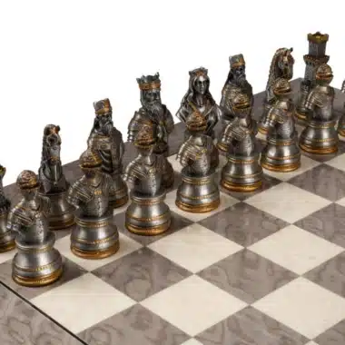 Piezas plateadas del juego Medieval Royal alineadas sobre el tablero