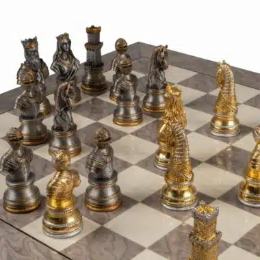 Juego Medieval Royal en posición de juego, piezas doradas y plateadas enfrentadas