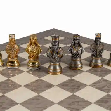 Reyes y damas del juego Medieval Royal en primer plano sobre el tablero