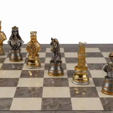 Detalle de las piezas reales doradas y plateadas del juego Medieval Royal