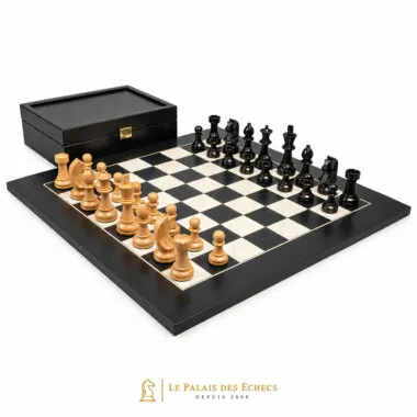 Juego de ajedrez completo Knight Design colocado en el tablero ante la caja abierta