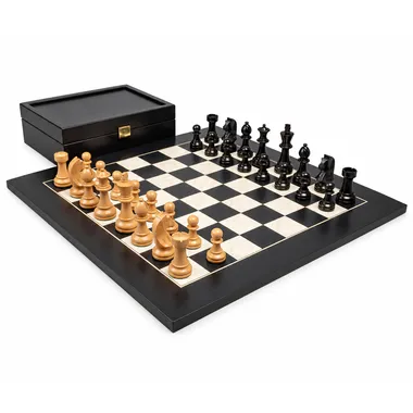 Juego de ajedrez completo Knight Design colocado en el tablero ante la caja abierta