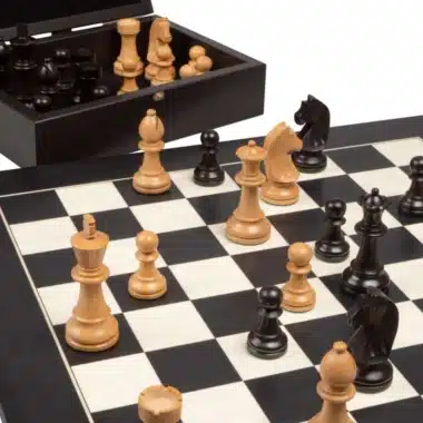 Alternative view of Knight Design Tablero de ajedrez de álamo negro y arce blanco y juego de ajedrez de madera de boj con caja de almacenamiento
