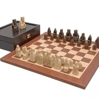 Juego de ajedrez de caoba de la Isla de Lewis, Juego de ajedrez de la Isla de Lewis y caja de almacenamiento
