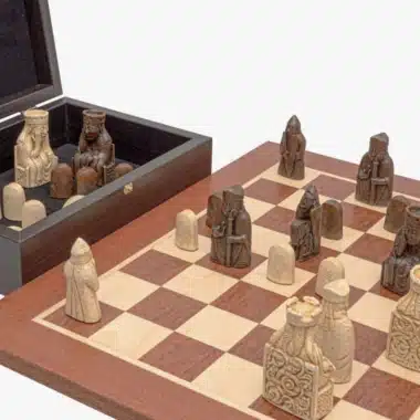 Alternative view of Juego de ajedrez de caoba de la Isla de Lewis, Juego de ajedrez de la Isla de Lewis y caja de almacenamiento