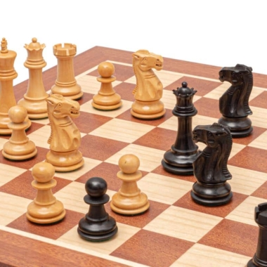 Alternative view of Conjunto "Llama de Guerra" Tablero de Ajedrez de Madera de Caoba y Piezas de Ajedrez de Madera de Fresno Ebonizado