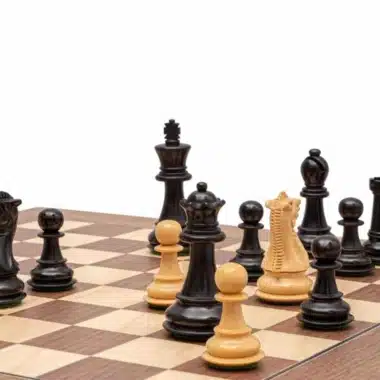 Detalle de las piezas negras y blancas alineadas sobre el tablero de madera