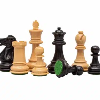 Piezas del juego de pie, mostrando el fieltro verde bajo la base