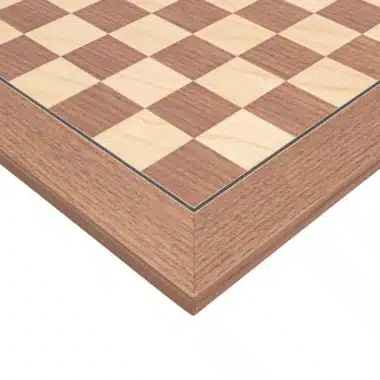 Tablero de ajedrez en madera de nogal y arce, vista cercana de la esquina del marco
