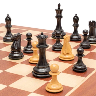 Alternative view of Conjunto Abadía Tablero de Ajedrez de Madera de Caoba y Arce y Juego de Ajedrez de Madera de Fresno y Fresno Ebonizado