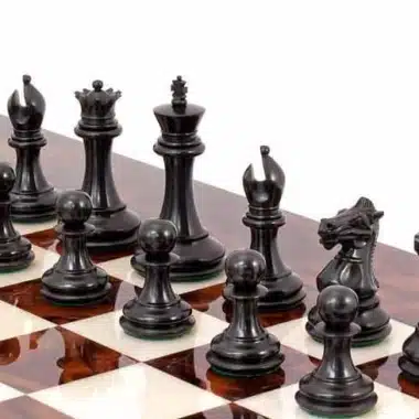 Ensemble "Souverain" Echiquier en Bois et Racine d'Erable, Jeu d'Echecs en Bois d'Ebene & Coffret de Rangement en Racine de Placage