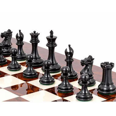 Piezas negras de ébano alineadas sobre el tablero de raíz de arce