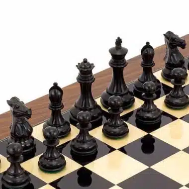 Piezas negras de madera de ébano dispuestas sobre el tablero, vista cercana