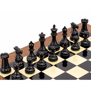 Piezas negras de madera de ébano dispuestas sobre el tablero, vista cercana