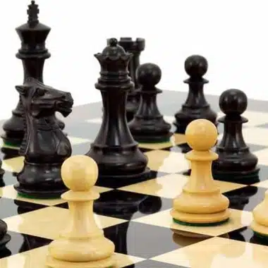 Peones y caballos de ambos bandos frente a frente sobre el tablero