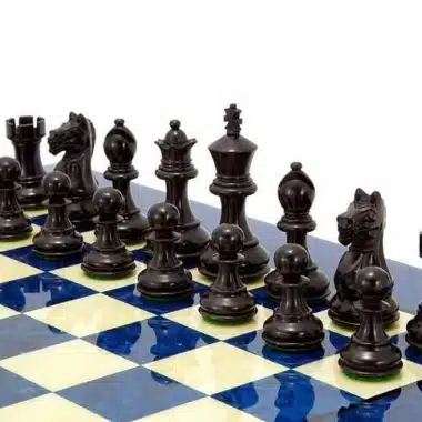 Tablero de ajedrez de raíz de arce azul "Fierce Knight" y juego de ajedrez de ébano y boj