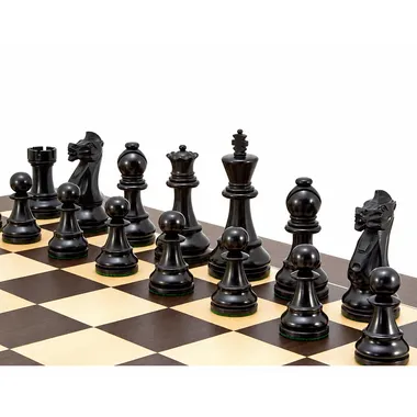Piezas negras del juego Frankfurt alineadas sobre el tablero de wenge