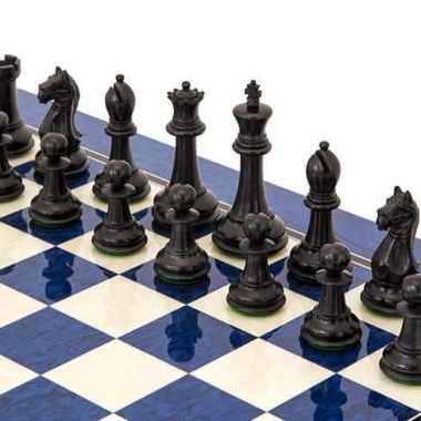 Ensemble "Oxford Noir et Bleu" Echiquier en Bois d'Erable Bleu et Jeu d'Echecs en Bois de Buis
