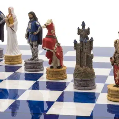 Alternative view of Tablero de ajedrez de madera de arce azul y juego de ajedrez de resina Camelot King Arthur VIII