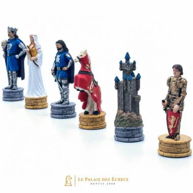 Detalle de piezas Camelot: dama, caballero, caballo y torre castillo en el tablero