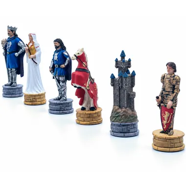 Detalle de piezas Camelot: dama, caballero, caballo y torre castillo en el tablero