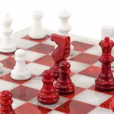 Juego de ajedrez "rojo y blanco" en alabastro de Volterra