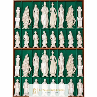 Piezas de ajedrez Renaissance talladas alineadas en su caja verde