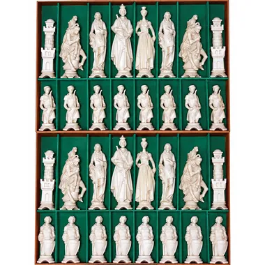 Piezas de ajedrez Renaissance talladas alineadas en su caja verde