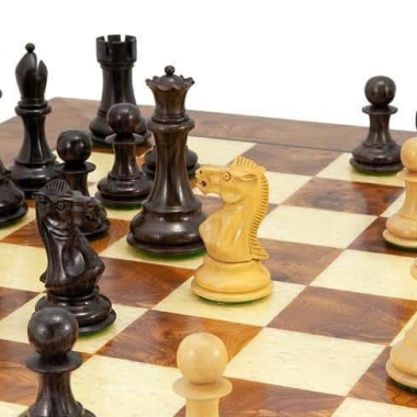 Alternative view of Conjunto Siciliano II Tablero de Ajedrez de Madera de Brezo y Olmo Laqueado Satinado & Juego de Ajedrez de Madera de Rosa