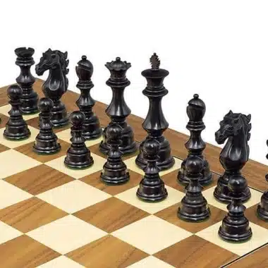Piezas de ajedrez de ébano Sun Tzu vistas de cerca sobre el tablero de nogal