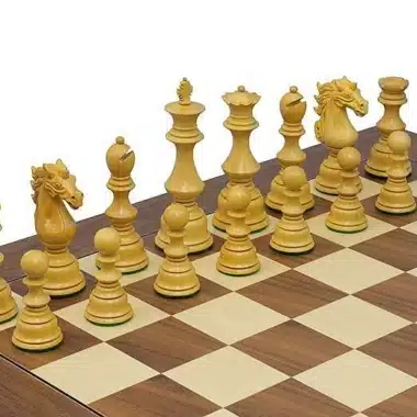 Piezas de ajedrez de marfil Sun Tzu detalladas sobre el tablero de arce