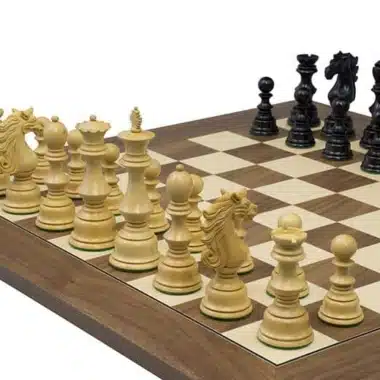 Juego Sun Tzu visto en ángulo, piezas de marfil y ébano enfrentadas