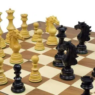 Caballos y damas del juego Sun Tzu destacados sobre el tablero