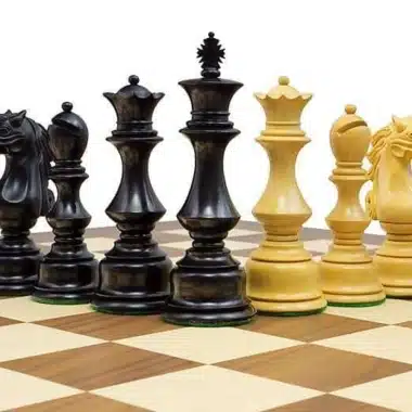 Piezas Sun Tzu de marfil y ébano alineadas sobre el tablero de nogal y arce