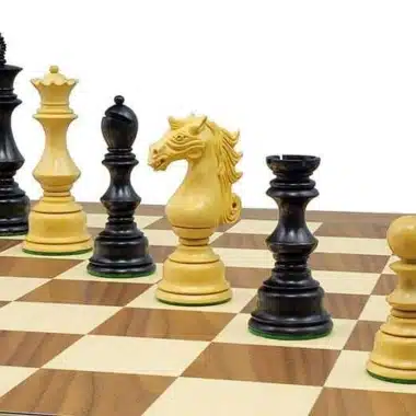 Primer plano de un caballo de marfil finamente tallado del juego Sun Tzu