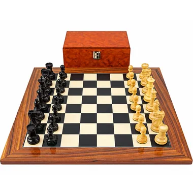 Juego de ajedrez Supreme II visto de frente con la caja de madera de raíz detrás