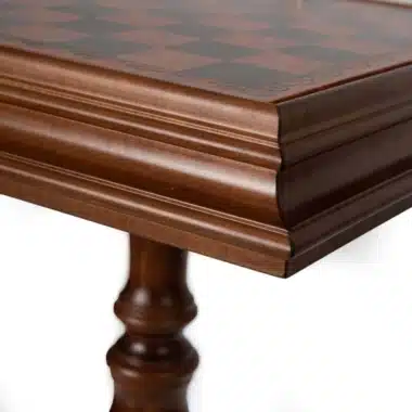 Mesa de ajedrez de madera, primer plano de la esquina moldurada y la pata torneada