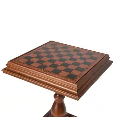 Mesa de ajedrez en madera y símil cuero, detalle del tablero grabado