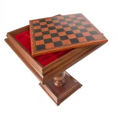 Mesa de ajedrez abierta mostrando el compartimento forrado de fieltro rojo