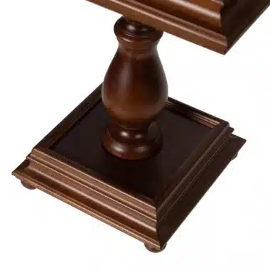Mesa de ajedrez, detalle del pie balaustre y la base cuadrada de madera