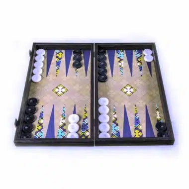 Backgammon Floral Creativo con fichas negras y blancas dispuestas en el tablero