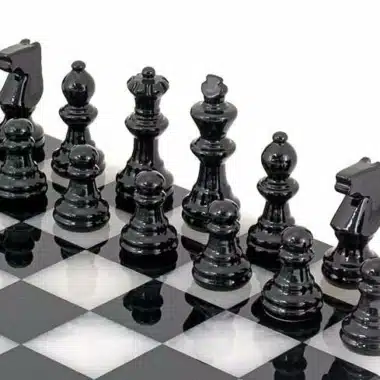 Juego de ajedrez "blanco y negro" en alabastro de Volterra