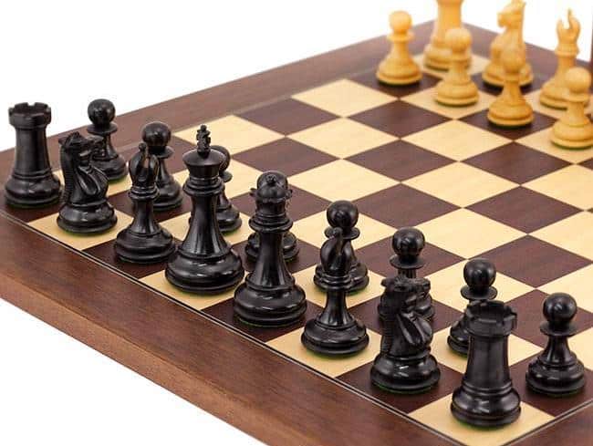 Conjunto Windsor Tablero de Ajedrez en Raíz de Palisandro y Chapado de Arce, Juego de Ajedrez en Madera de Ébano y Bujes y Cofre en Chapado de Raíz - Imagen 2