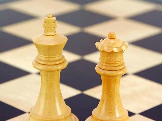 Conjunto Windsor Tablero de Ajedrez en Raíz de Palisandro y Chapado de Arce, Juego de Ajedrez en Madera de Ébano y Boj y Cofre en Chapado de Raíz - Imagen 7