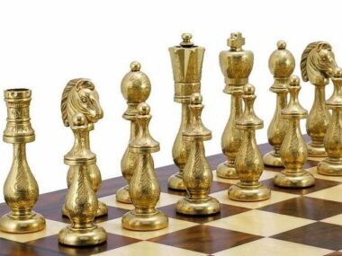 Juego de ajedrez de metal chapado en oro y plata 